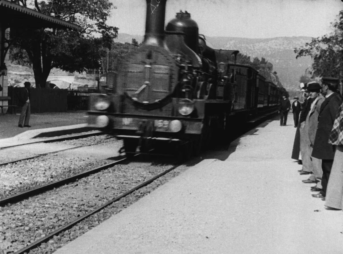 Still from L’Arrivée d’un train en gare de La Ciotat. An urban legend claims that it made audiences jump out of their seats in 1896. Lumière brothers, Public domain, via Wikimedia Commons